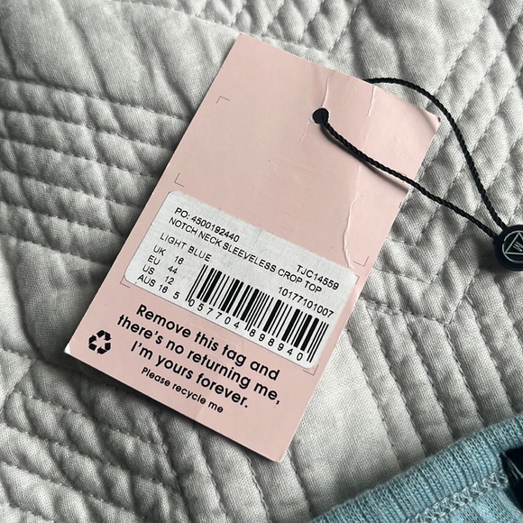 MISSGUIDED Notch Neck Sleeveless Crop Top - Picture 3 of 3